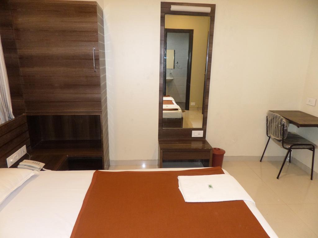 Hotel Sai Heera Residency Shirdi Exterior foto